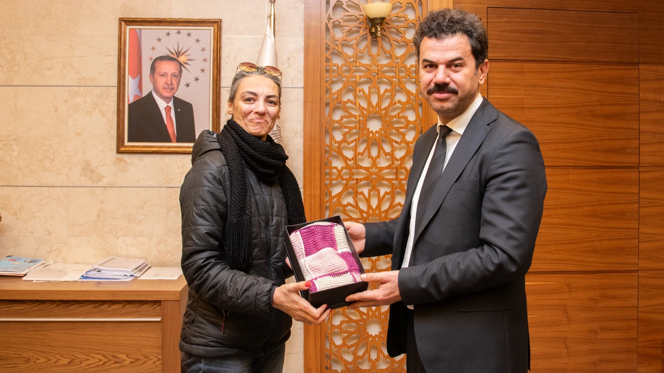 Engelli öğrencilerden Rektör Yılmaz’a anlamlı hediyeler